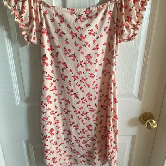 Pink mini dress with flowers all over. Size medium with a bow in the front. - Picture 8 of 10